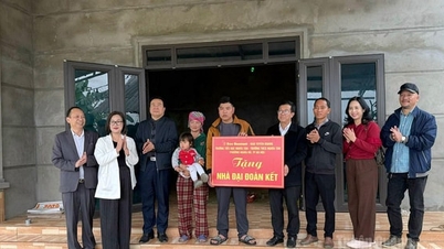 Η εφημερίδα Hanoi Moi υποστηρίζει την κατασκευή σπιτιών αλληλεγγύης για φτωχά νοικοκυριά για τον εορτασμό του Τετ στην κοινότητα Hung Loi, Tuyen Quang.