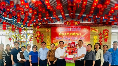 Da Nang city leaders present Tet gifts to residents and families entitled to preferential policies.