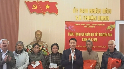 គណៈប្រតិភូខេត្ត Lam Dong បានអញ្ជើញទៅសួរសុខទុក្ខ និងប្រគល់អំណោយដល់អង្គភាពនានា។