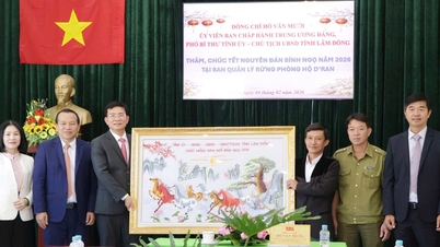 Der Vorsitzende des Volkskomitees der Provinz Lam Dong, Ho Van Muoi, übermittelt dem D'Ran Protective Forest Management Board seine Neujahrsgrüße.