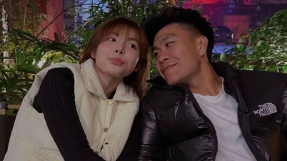 La photo romantique de Pham Ly Duc et Phi Thanh Thao a particulièrement attiré l'attention.