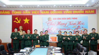 Il generale Truong Thien To ha visitato diverse agenzie del Dipartimento politico generale, porgendo loro gli auguri di Capodanno.