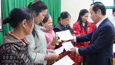 La Sociedad Provincial de la Cruz Roja distribuyó 200 paquetes de regalos de Tet (Año Nuevo Lunar) en la comuna de Luc Son.
