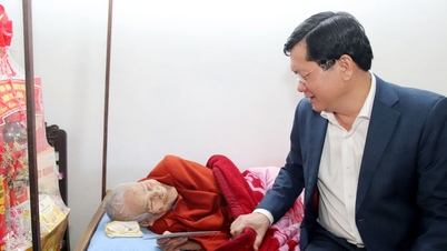Da Nang city leaders present Tet gifts to citizens, families receiving preferential treatment, and various units and localities.