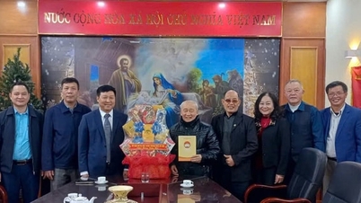 Les dirigeants du Comité du Front de la Patrie du Vietnam de la ville de Hanoï ont rendu visite aux établissements religieux et leur ont présenté leurs vœux du Nouvel An.