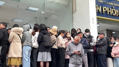 តម្លៃមាសកំពុងឡើងថ្លៃខ្លាំង ប៉ុន្តែមនុស្សនៅតែប្រញាប់ប្រញាល់ទិញវា ទោះបីជាវាថ្លៃជាងតម្លៃពិភពលោកក៏ដោយ។