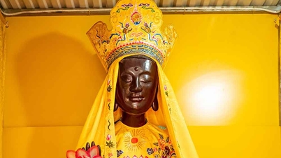 Bac Ninh: Drewniany posąg Buddy Matki Man Nuong w Pagodzie To, uznany za skarb narodowy.