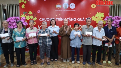 ទីក្រុងហូជីមិញចែកអំណោយបុណ្យតេតចំនួន ៣០០ ដល់គ្រួសារក្រីក្រ។