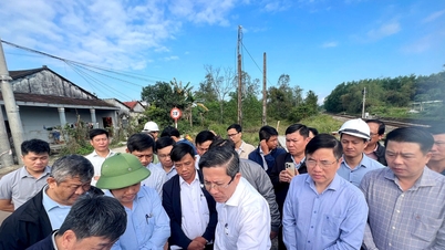 Da Nang ensures two-way traffic flow on the service road of the railway overpass on National Highway 14E.