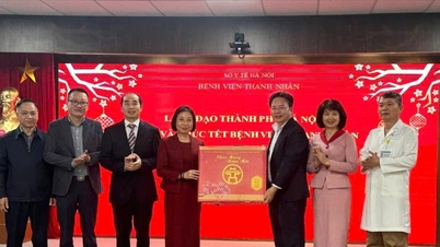 La vice-présidente du Conseil populaire de Hanoï, Pham Thi Thanh Mai, a rendu visite à l'hôpital Thanh Nhan et y a présenté ses vœux du Nouvel An.