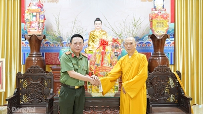 The Dong Nai Provincial Police extend New Year greetings to the Executive Board of the Vietnam Buddhist Association of Dong Nai Province.