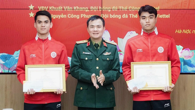 Van Khang a Cong Phuong obdrželi pochvalu od ministra národní obrany.