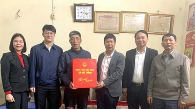 Leaders of Bat Trang commune visit and present gifts to beneficiaries of social policies and disadvantaged households.
