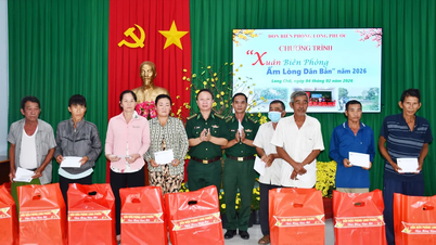 লং ফুওক (তায় নিনহ) সীমান্তবর্তী এলাকার লোকজনকে টেট উপহার প্রদান।
