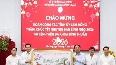 Deputy Secretary of the Lam Dong Provincial Party Committee, Dang Hong Sy, visits and extends New Year greetings to Binh Thuan General Hospital.