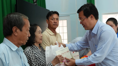 El subsecretario permanente Le Quoc Phong visita y extiende saludos de Año Nuevo a Vinh Long, donando 500 millones de VND para apoyar al pueblo.