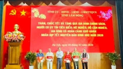 Ton Thien Dong, chef du département de l'organisation du comité provincial du Parti, offre des cadeaux du Têt aux habitants de la commune de Da Teh.