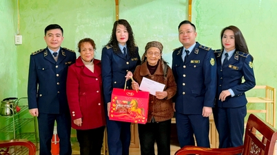 省市場管理局がベトナムの英雄ラム・ティ・メン母を訪問し、贈り物を贈呈 - カオバンオンライン新聞