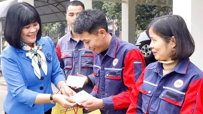 Der vietnamesische Gewerkschaftsbund überreichte 100 Tet-Geschenke an Arbeiter in Lao Cai.