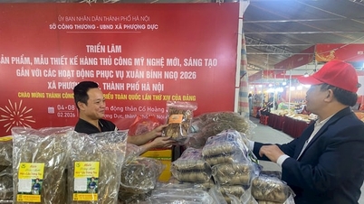Cérémonie d'ouverture de l'exposition de produits et de créations artisanales dans la commune de Phuong Duc.