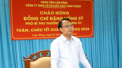 Deputy Secretary of the Lam Dong Provincial Party Committee, Dang Hong Sy, visited and extended New Year greetings to Binh Thuan Lottery Company Limited.