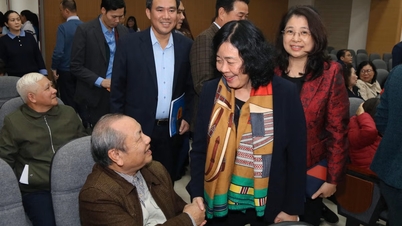 La présidente du Comité central du Front de la patrie du Vietnam, Bui Thi Minh Hoai, a assisté à la conférence pour recueillir les opinions des électeurs de sa région.