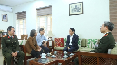 Menteri Luong Tam Quang menyampaikan ucapan Tahun Baru, mengucapkan terima kasih, dan melawat keluarga mendiang pemimpin Kementerian.