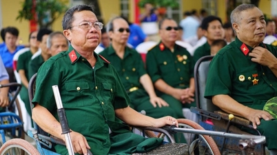 ความสุขจากการได้รับของขวัญในช่วงเทศกาลตรุษจีน