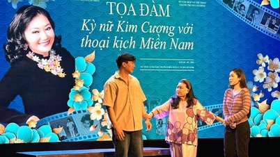 Truong Ha dan Trang Tuyen terharu untuk membuat persembahan bersama pelakon legenda Kim Cuong dalam pementasan "The Durian Leaf".