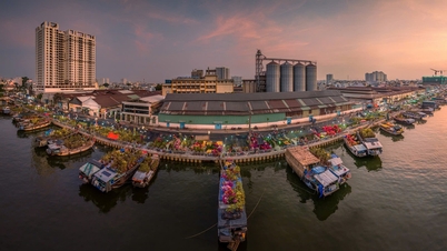 ទស្សនា និងថតរូបនៅផ្សារផ្កានិទាឃរដូវ។ មានឱកាសឈ្នះប្រាក់រាប់លានដុង ខណៈពេលកំពុងដើរមើលកំពង់ផែ និងទូក។
