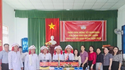 Frontul Patriei din provincia Lam Dong a vizitat Ramuwan în comuna Hong Thai și i-a transmis urări de Anul Nou.