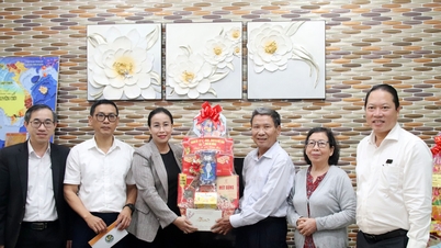 City leaders visited and extended New Year greetings to families receiving preferential treatment, units, and localities.