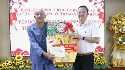 Tran Quang Bao, chef för utbildningsdepartementet i An Giang-provinsen, framförde nyårshälsningar i Van Khanh-kommunen.