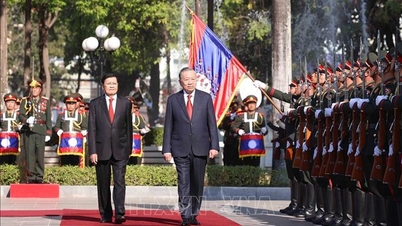 Nagyszabású üdvözlő ünnepség Lam főtitkár tiszteletére Vientiane-ban, Laosz fővárosában.