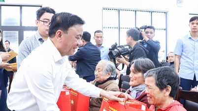 Membrul permanent al Comitetului Central al Partidului, Tran Cam Tu, oferă cadouri de Tet din partea Partidului, Statului și Frontului Patriei Vietnam familiilor sărace, muncitorilor și muncitorilor din Da Nang.