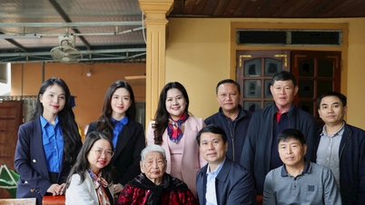 Le syndicat des journaux, de la radio et de la télévision de la province de Nghệ An a rendu visite à deux mères héroïques vietnamiennes et leur a offert des cadeaux.