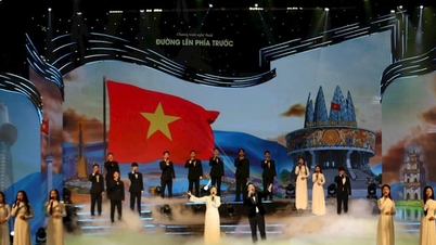นักประพันธ์เพลง เหงียน ทันห์ จุง นำเสนอผลงานเพลงชุดที่เฉลิมฉลองยุคใหม่แห่งการพัฒนาประเทศ