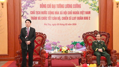 Luong Cuong elnök látogatást tett és újévi jókívánságát küldte a 2. katonai körzet fegyveres erőinek tisztjeihez és katonáihoz.