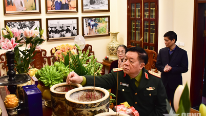 Nguyễn Trong Nghia tábornok füstölőt ajánlott fel, meglátogatta és ajándékokat adott át a 2026-os holdújév (a Ló éve) alkalmából.