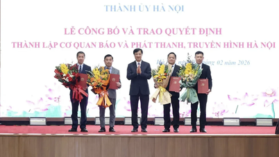 Hà Nội công bố và trao quyết định thành lập cơ quan Báo và phát thanh, truyền hình