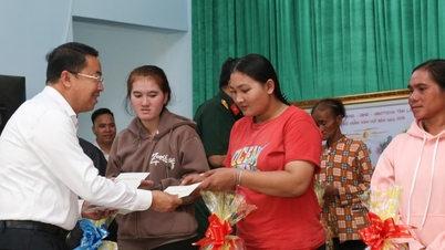 The delegation from Lam Dong province visited and extended New Year greetings to Ham Thanh commune.