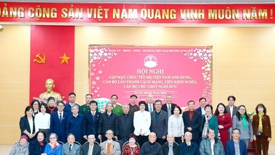 Kim Lien Ward mengadakan pertemuan dengan para Ibu Pahlawan Vietnam dan kader revolusioner veteran.