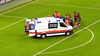 Ngôi sao Galatasaray đổ gục sau va chạm khiến xe cứu thương phải vào sân