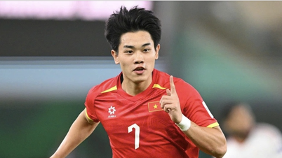 Coach Mano Polking geeft commentaar op de blessure van Dinh Bac.