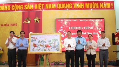 Le chef du département de la propagande et de la mobilisation des masses du comité provincial du Parti de Lam Dong, Vo Thanh Binh, a rendu visite aux unités de la commune de Hoa Thang et leur a offert des cadeaux pour le Têt.