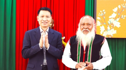 लाम डोंग प्रांत के प्रतिनिधिमंडल ने डुक आन और ट्रूंग ज़ुआन कम्यून के निवासियों को टेट के उपहार भेंट किए।