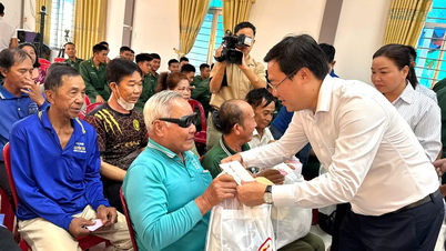 Przywódcy Ho Chi Minh City odwiedzają Dong Thap i wręczają sobie dary Tet.