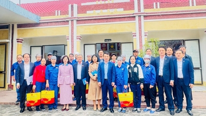 សហជីពពាណិជ្ជកម្មហៃផុង ជូនអំណោយបុណ្យតេតដល់សមាជិកសហជីព និងកម្មករនៅតំបន់សេដ្ឋកិច្ចពិសេសកាតហៃ។