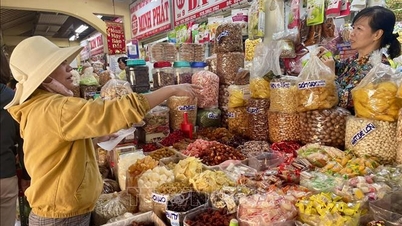 Tet bayramı pazarında Vietnam ürünleri ağırlıklı olarak yer alıyor.