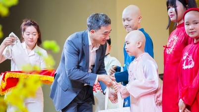 Wiceminister Tran Van Thuan złożył noworoczne życzenia i wręczył prezenty małym pacjentom w Narodowym Instytucie Hematologii i Transfuzjologii Krwi.